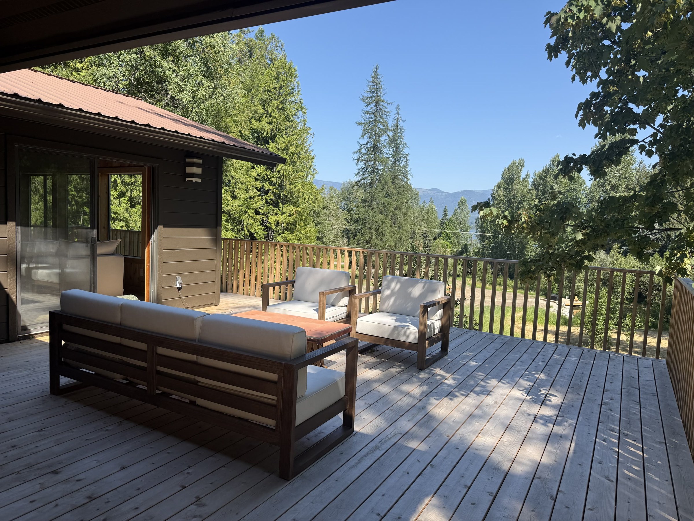 Deck lounge with a view to the mountains